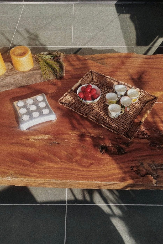 Bandeja rectangular de palma de seje hecha a mano por artesanos colombianos.